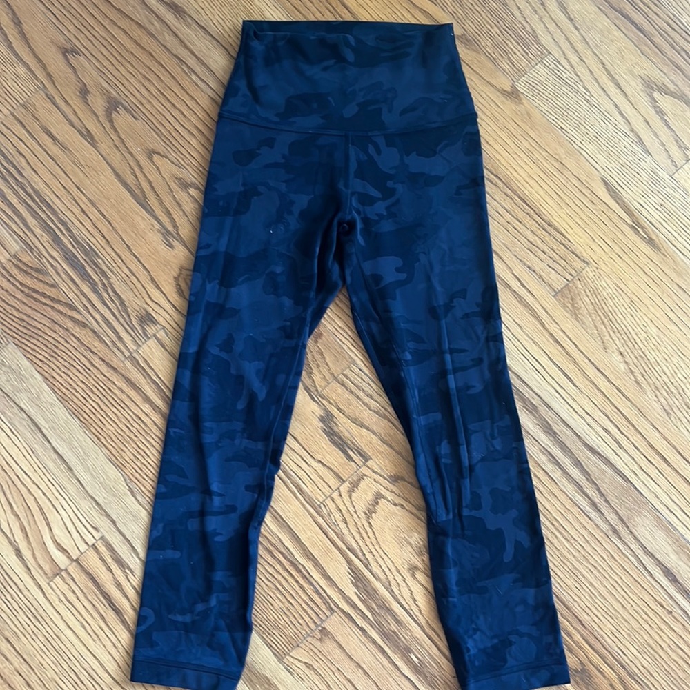 Lululemon Cropped 23” Black Camo Align leggings, size 2